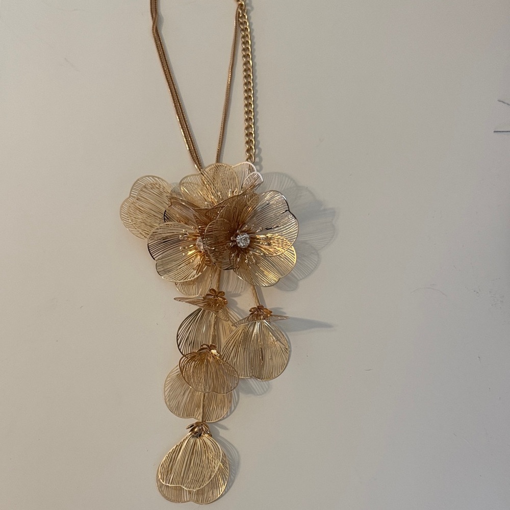 Elegant Gold Floral Pendant Necklace